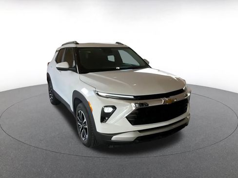Used 2025 Chevrolet TrailBlazer LT image 3