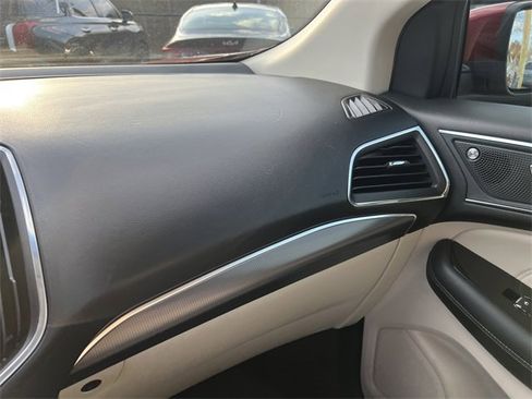 Used 2019 Ford Edge Titanium image 36
