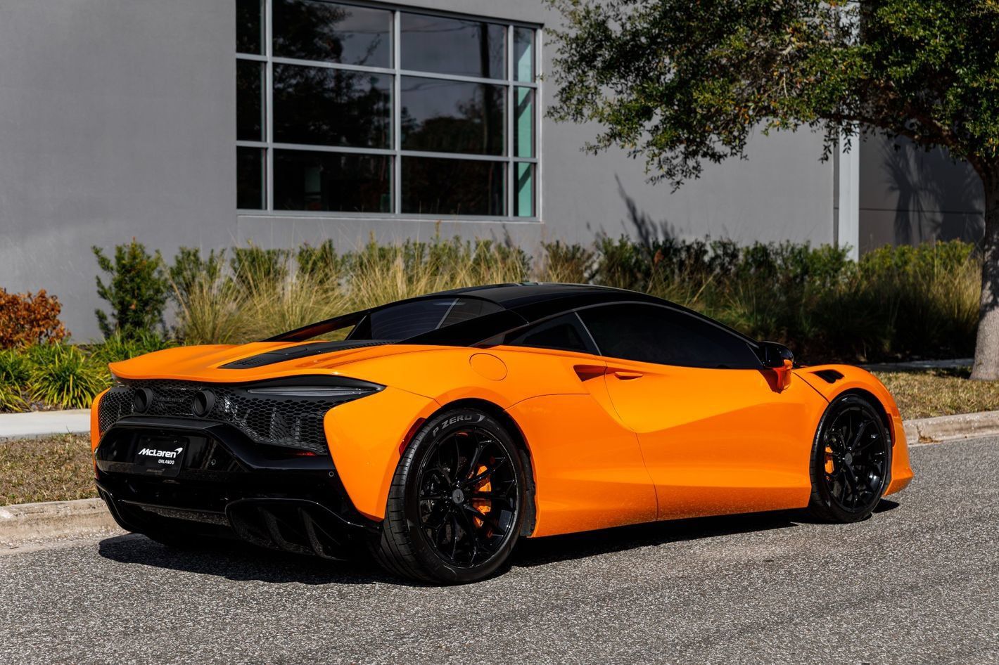 Used 2025 McLaren Artura RWD image 5