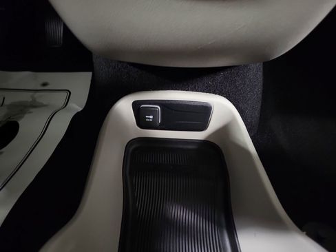 Used 2020 Chrysler Voyager L image 16