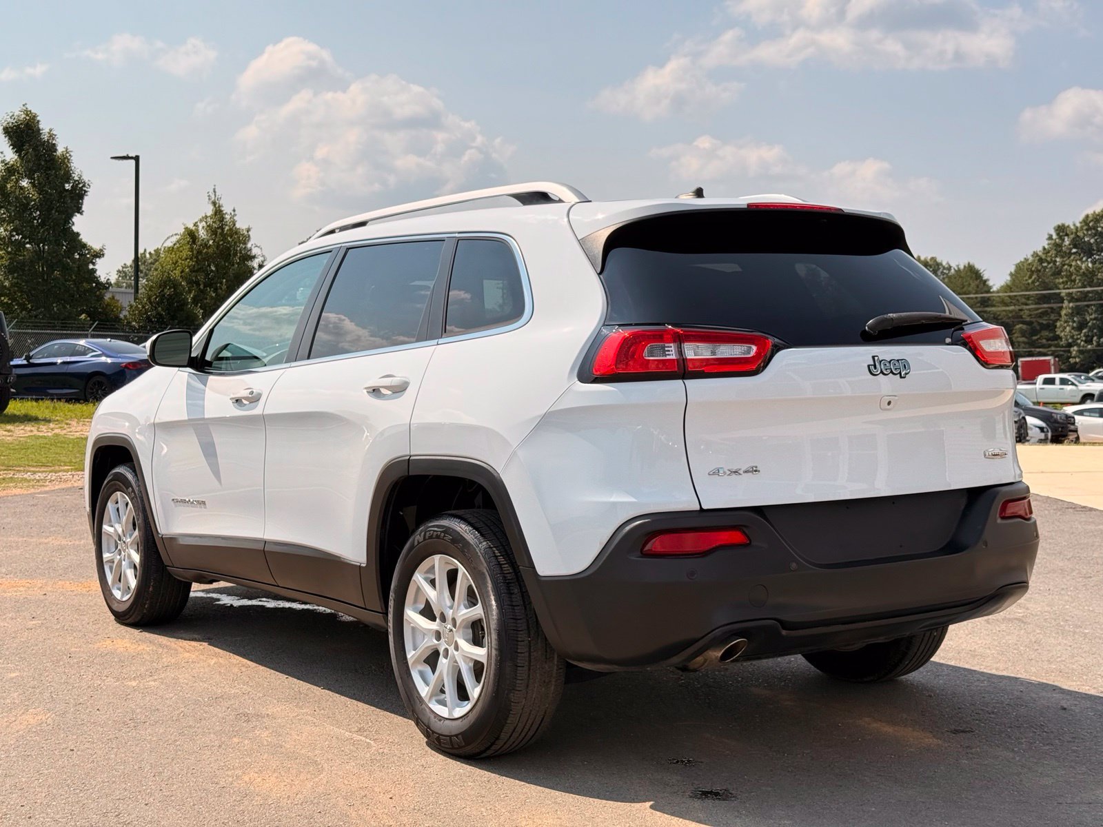 Used 2018 Jeep Cherokee Latitude w/ Safety Group AWD/4WD image 11