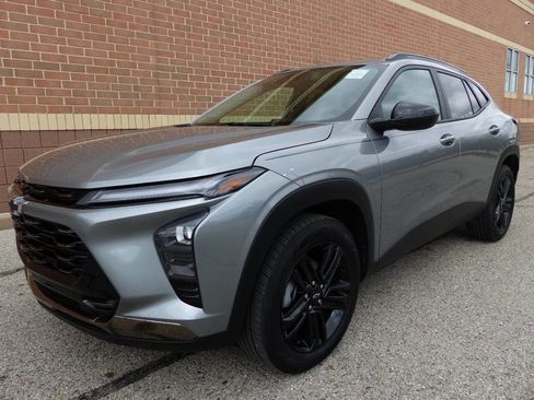 Used 2025 Chevrolet Trax ACTIV w/ Sunroof Package FWD image 5