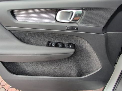 Used 2022 Volvo XC40 P8 Recharge Plus image 31