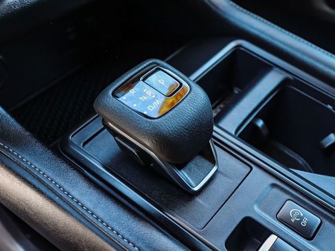 Used 2025 Nissan Pathfinder S FWD image 26