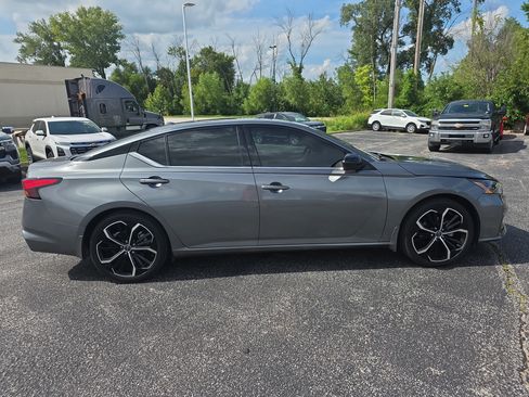 Used 2023 Nissan Altima 2.5 SR w/ SR Premium Package FWD image 3