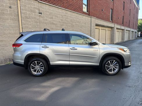 Used 2019 Toyota Highlander XLE AWD/4WD image 2