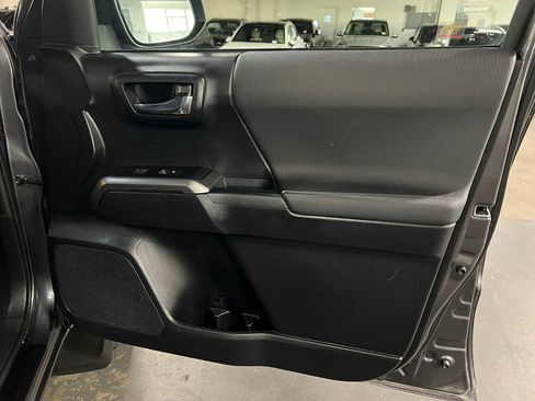 Used 2018 Toyota Tacoma TRD Sport AWD/4WD image 10