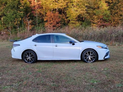 Used 2021 Toyota Camry SE FWD image 2