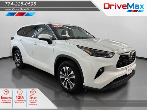 Used 2022 Toyota Highlander XLE AWD/4WD image 1