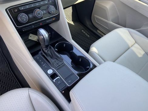 Used 2023 Volkswagen Atlas SE w/ Panoramic Sunroof Package FWD image 2
