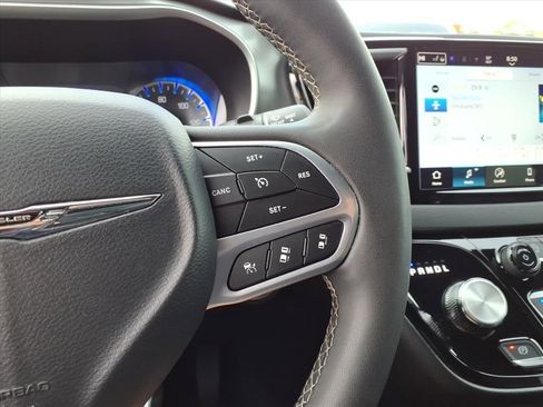 Used 2025 Chrysler Pacifica Select FWD image 15