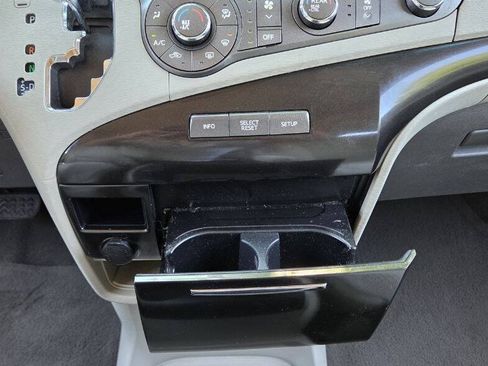 Used 2011 Toyota Sienna LE FWD image 31