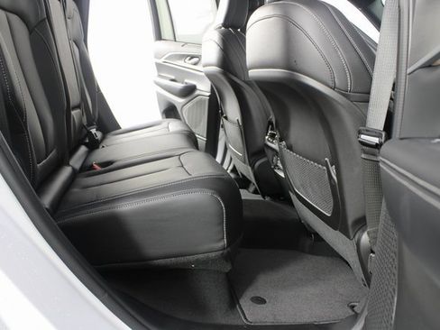 New 2025 Jeep Grand Cherokee Limited image 24