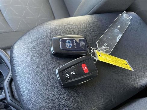 Used 2022 Toyota RAV4 XLE image 30