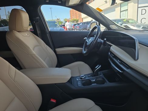 Used 2024 Cadillac XT4 Luxury w/ Cold Weather Package AWD/4WD image 7