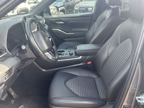 Used 2025 Toyota Highlander XSE AWD/4WD image 24