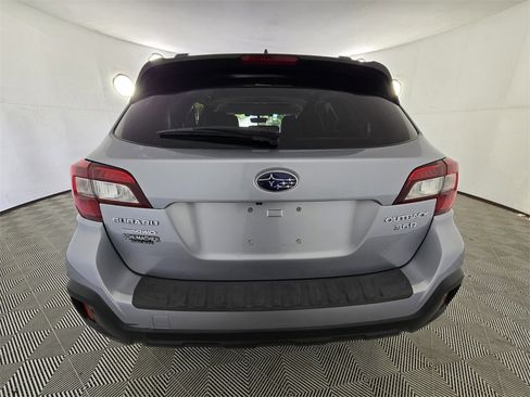 Used 2018 Subaru Outback 3.6R Limited image 12