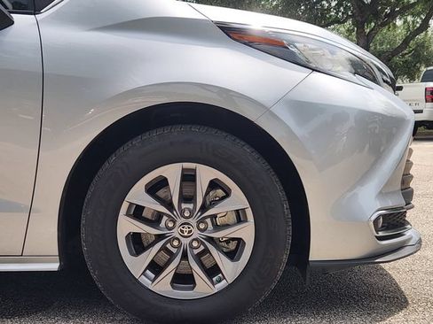 Used 2022 Toyota Sienna XLE FWD image 9
