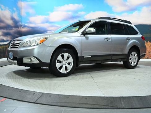 Used 2010 Subaru Outback 2.5i Limited w/ Popular Equipment Group 3B AWD/4WD image 3