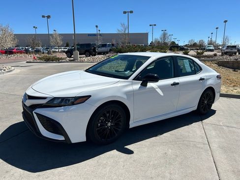 Used 2022 Toyota Camry SE w/ Carpet Mat Package (TMS) FWD image 3