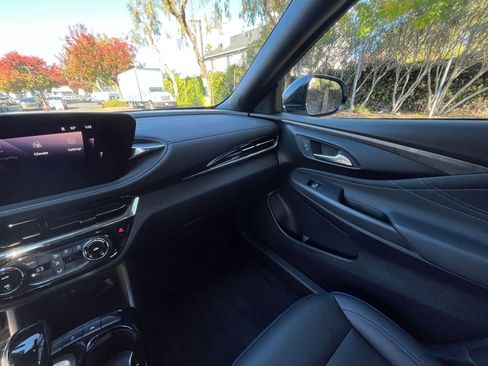 Used 2025 Buick Envista Sport Touring image 33