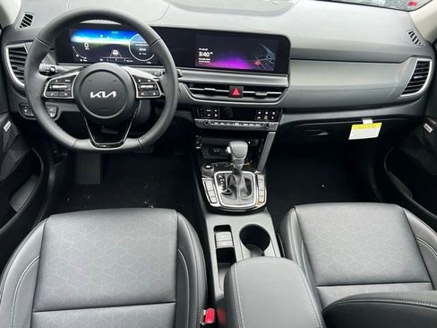 Certified 2025 Kia Seltos SX w/ SX Sunroof Package image 16