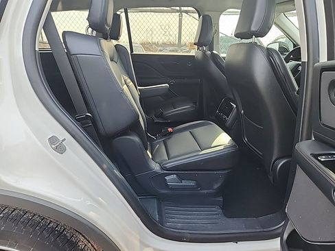 Used 2025 Lincoln Aviator AWD image 9