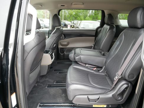 Used 2025 Kia Carnival FWD image 35