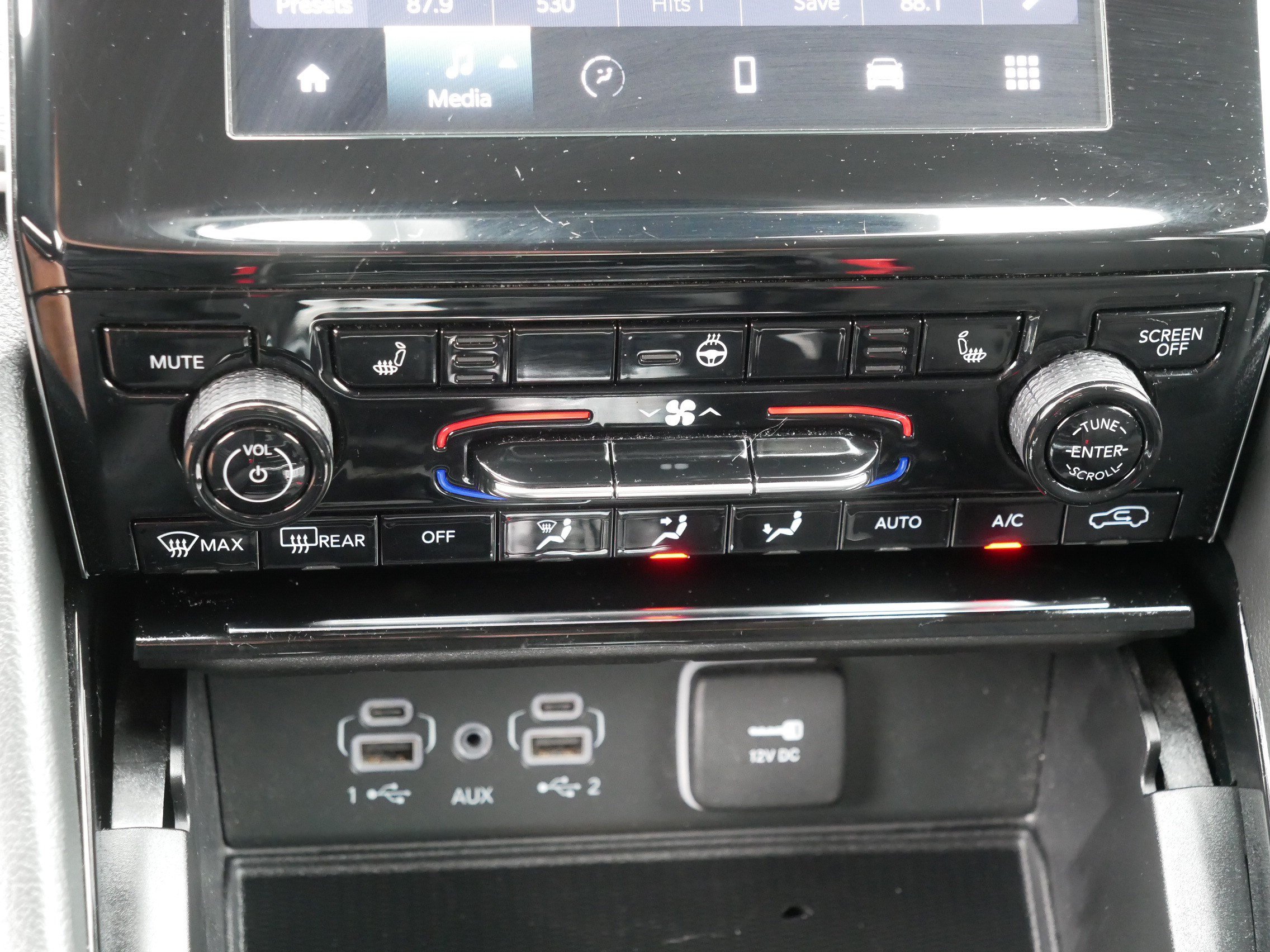 Used 2023 Jeep Grand Cherokee Laredo w/ Luxury Tech Group I AWD/4WD image 23