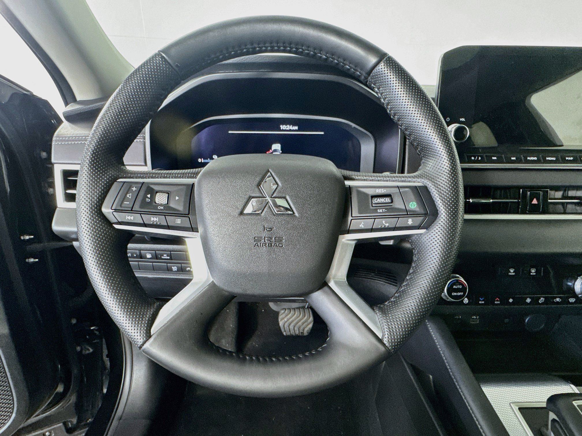Used 2025 Mitsubishi Outlander 4WD Plug-In Hybrid image 11