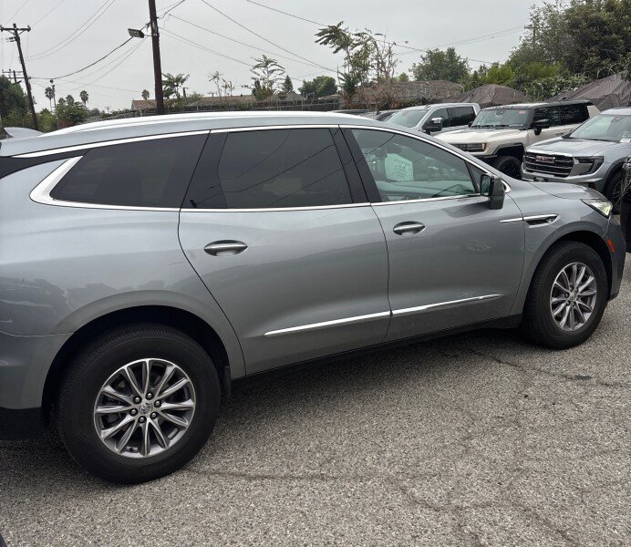 Used 2023 Buick Enclave Essence FWD image 3