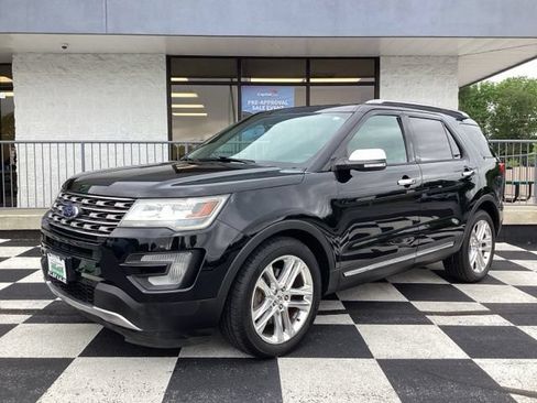 Used 2017 Ford Explorer XLT w/ Equipment Group 202A FWD image 3