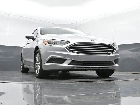 Used 2017 Ford Fusion SE image 43