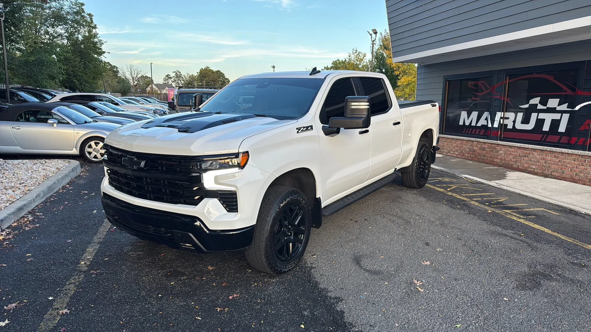 Used 2025 Chevrolet Silverado 1500 LT Trail Boss w/ Dark Appearance Package AWD/4WD image 1