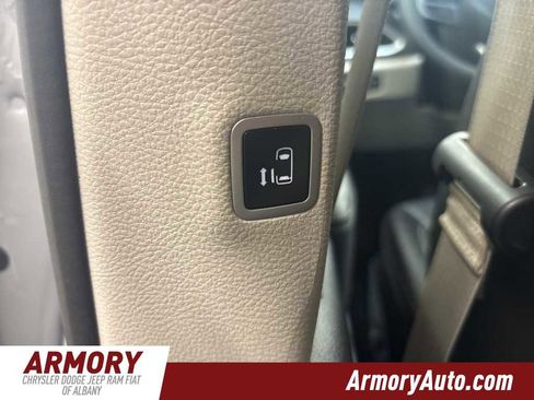 Used 2024 Chrysler Pacifica Touring-L image 27