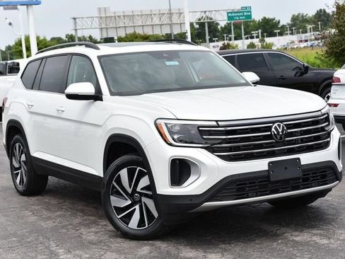 Certified 2026 Volkswagen Atlas SE w/ Panoramic Sunroof Package FWD image 2