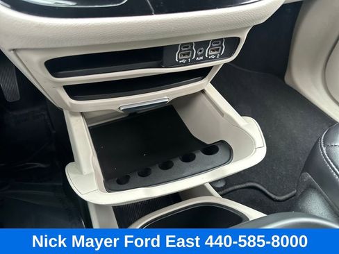 Used 2023 Chrysler Pacifica Touring-L image 28