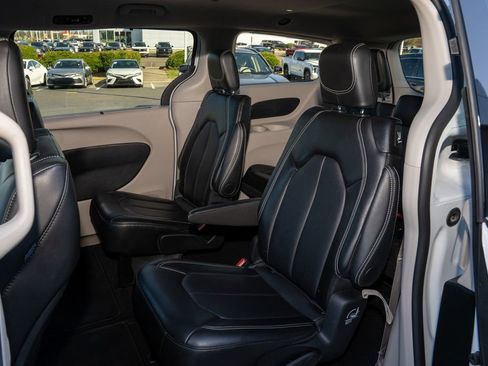 Used 2024 Chrysler Pacifica Touring-L image 7