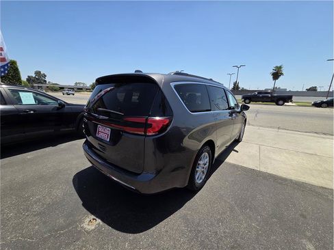 Used 2022 Chrysler Pacifica Touring-L FWD image 5