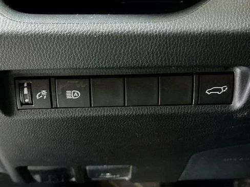 Used 2021 Toyota RAV4 XLE Premium image 11