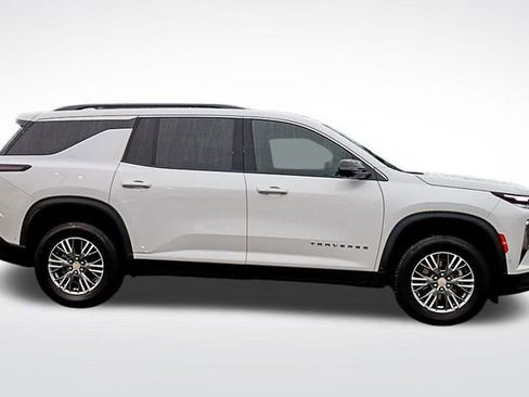 Used 2024 Chevrolet Traverse LT w/ Enhanced Driving Package image 8