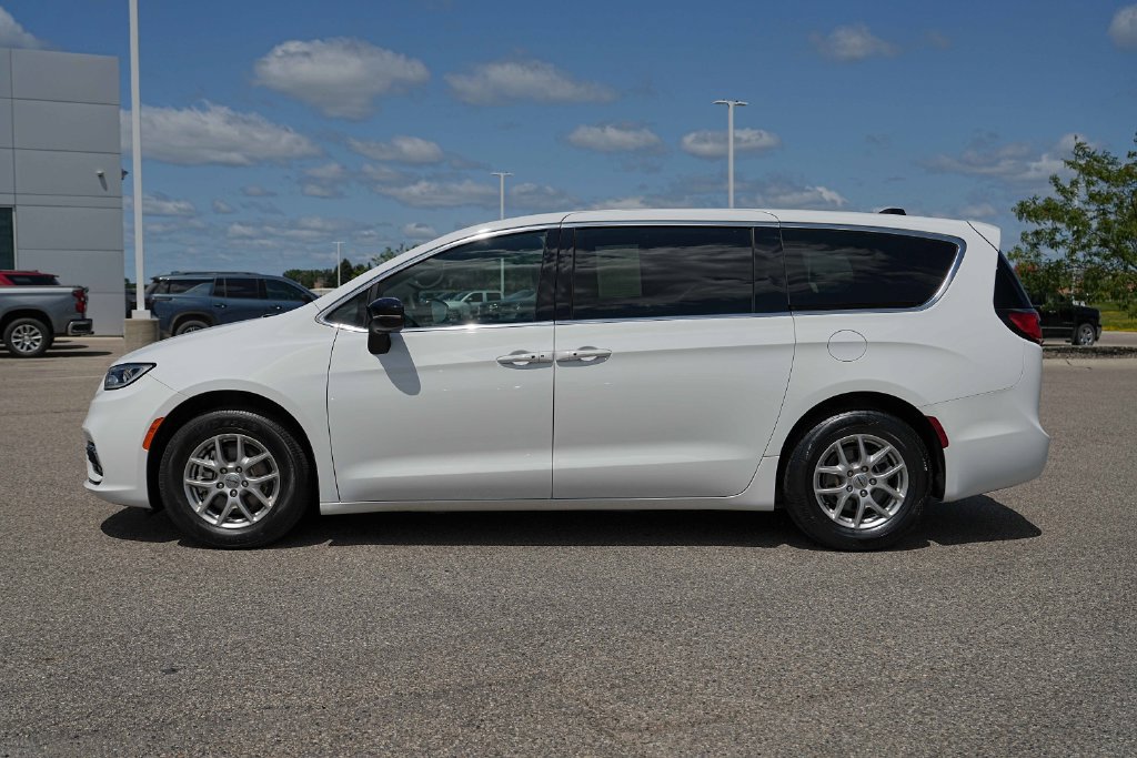 Used 2025 Chrysler Pacifica Select FWD image 11