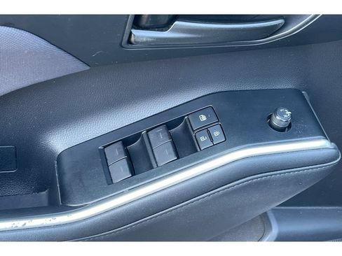 Used 2021 Toyota Highlander LE FWD image 13