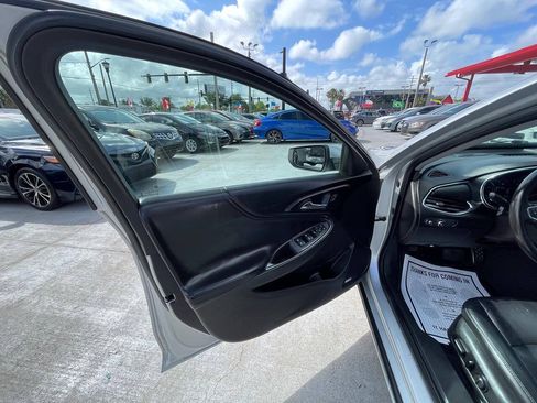 Used 2017 Chevrolet Malibu LT w/ Leather Package FWD image 5