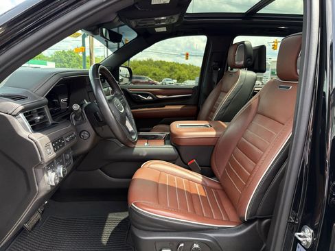 Used 2023 GMC Yukon XL Denali Ultimate AWD/4WD image 4