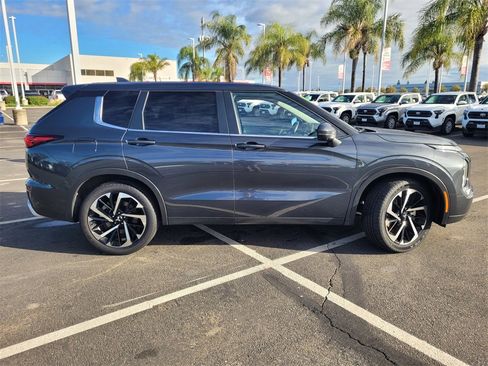 Used 2024 Mitsubishi Outlander SE image 3