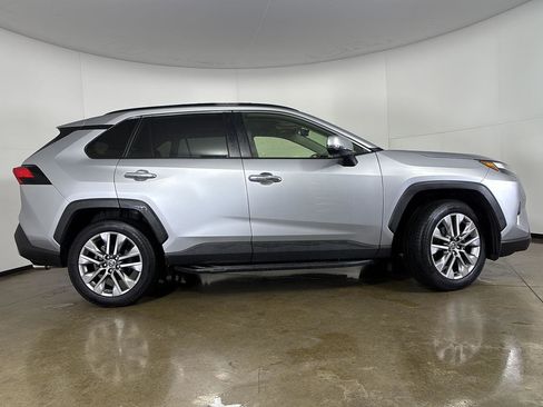 Used 2022 Toyota RAV4 Limited image 11