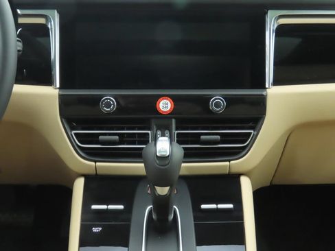 Certified 2025 Porsche Macan AWD/4WD image 15