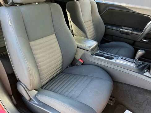 Used 2014 Dodge Challenger SXT image 18