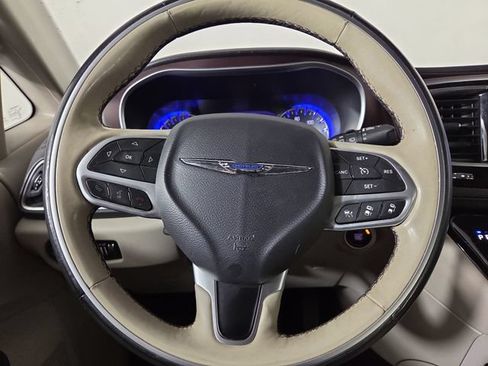 Used 2017 Chrysler Pacifica Limited w/ Advanced Safetytec Group FWD image 22